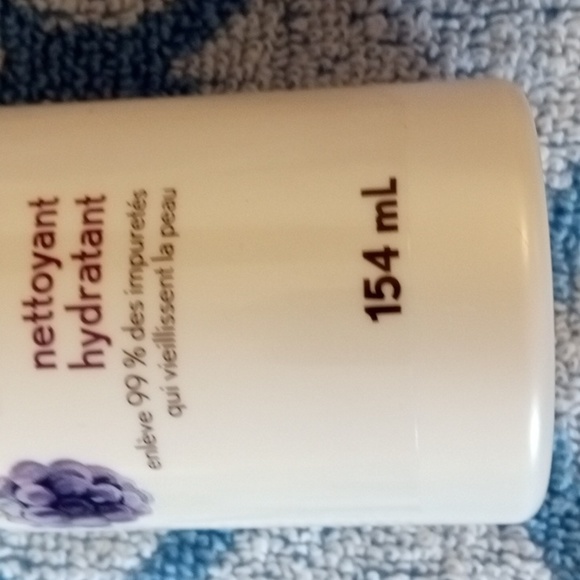 Discontinued Absolutely Ageless Moisturizing Cleanser - Picture 3 of 4